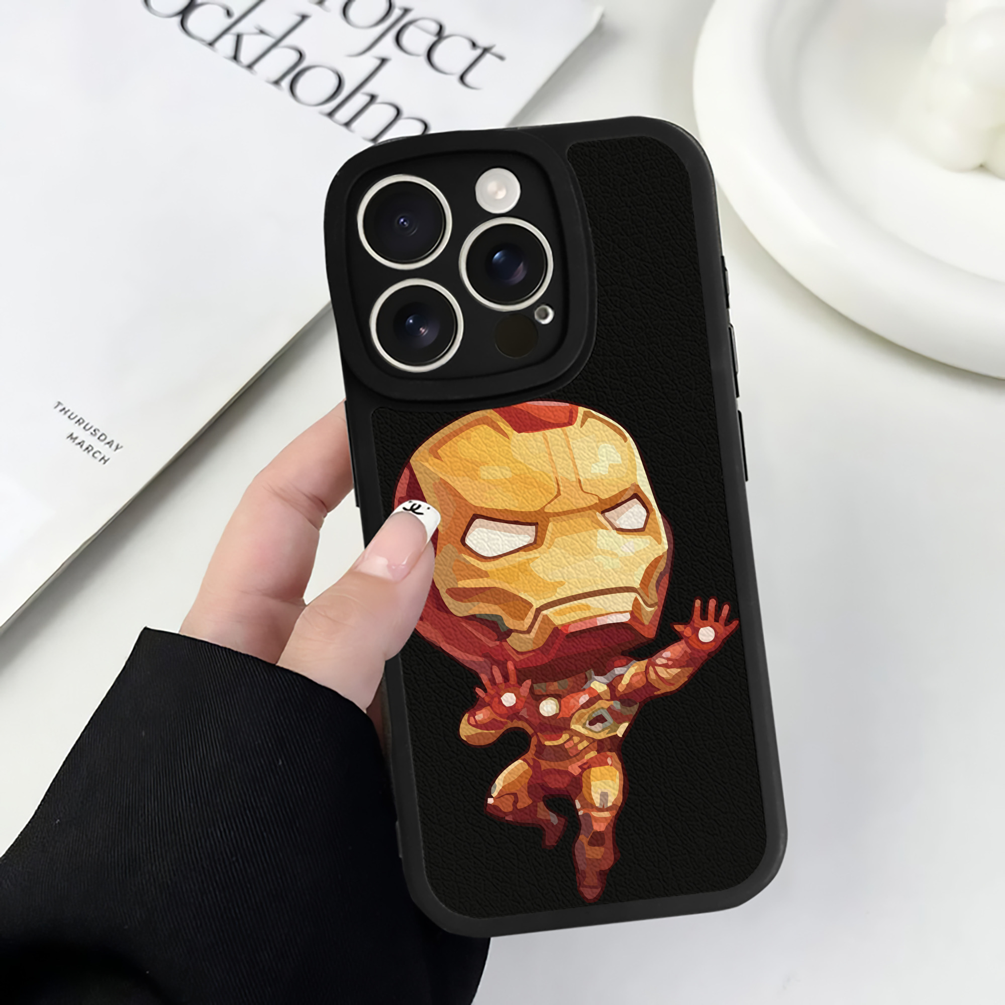 （画像用） アベンジャーズ The Avengers 【iPhone 16シリーズ対応】シリコンスマホケース（レザー調） 材質：シリコン